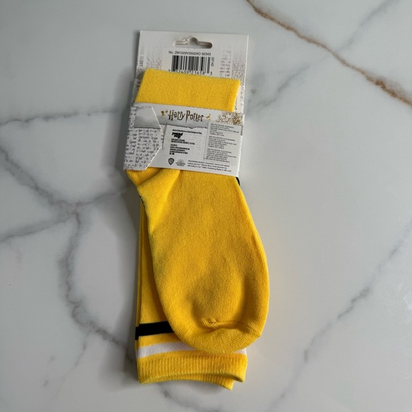 NWT Harry Potter Hufflepuff house socks yellow - Picture 4 of 6